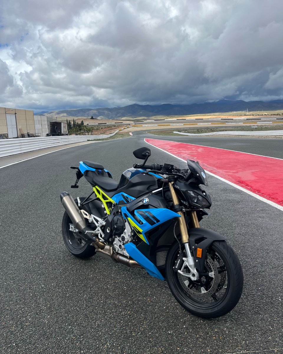 carolenashbikes's tweet image. Straight from the track! π
#CaroleNashinsidebikes' Chad rides the new @BMWMotorradUK S1000R in Spain this week. Full review coming soon!
#BMW #S1000R #motorbike #motorcycle #biker