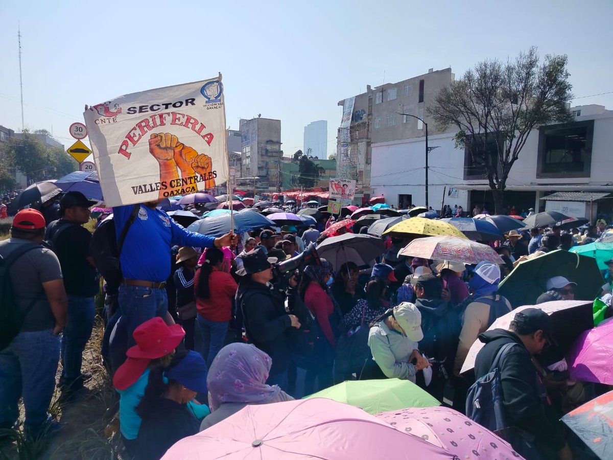 La CNTE alza la voz por justicia, por educación digna, por el pueblo. Exigimos:

✊ Abrogación de la Ley del ISSSTE
📚 Caída total de la Reforma Educativa
🚫 Alto a la represión contra el magisterio

¡Resistir es enseñar, luchar es educar!

#CNTE