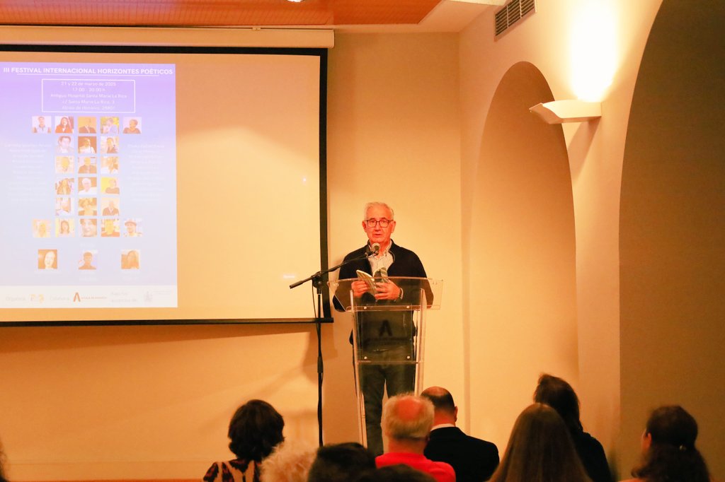 AytoAlcalaH's tweet photo. CULTURA |
📖 Los concejales de Cultura, @SantiagoAlonso_, y de Educación, Lola López, han participado esta tarde en la inauguración del Festival Internacional Horizontes Poéticos, que ha tenido lugar en el Antiguo Hospital de Santa María La Rica.

El acto, organizado por la poeta y traductora Elisabeta Boțan con el apoyo de la concejalía de Cultura, también ha contado con la presencia de Laviniu Enii, ministro consejero de la Embajada de Rumania en el Reino de España.