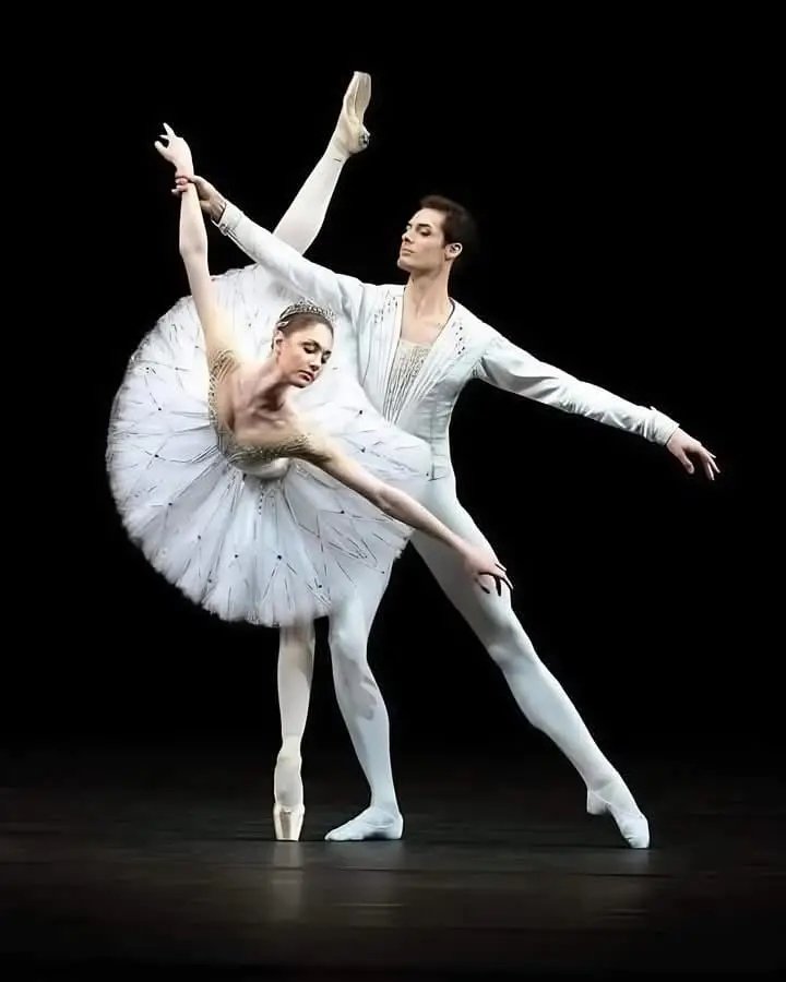 Alena Kovaleva y Jacopo Tissi crean poesía con su cuerpos en perfecta armonía.  La fotografía  es de Natalia Voronova.
#JuvenilMartiano 
#UJCdeCuba ❤️
#Cultura