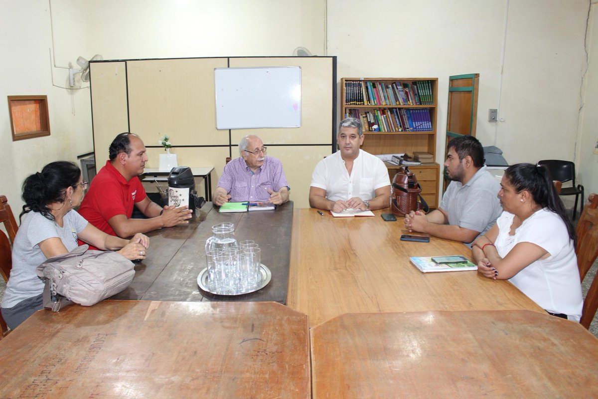 Sinafocal's tweet photo. 🧑🏻🔧🧑🏻🏭 Articulación para la formación profesional en el populoso #BañadoTacumbú de #Asunción.
👥 El Secretario Técnico del #SINAFOCAL, @mongelospy, visitó el Centro de Ayuda Mutua Salud Para Todos (#CAMSAT), donde fue recibido por su fundador, el Padre Pedro Velazco.
🤝 En la reunión, junto al Prof. Abg. Christian Vega, Director del @cemupe_asu, se avanzó en la planificación de iniciativas de formación dirigidas a los pobladores de este barrio capitalino, basados en una reunión de trabajo que se había realizado con presencia de la Ministra del @MTESS_PY, Dra. Mónica Recalde, así avanzar en procesos formativos para acompañar el crecimiento de su población
✅ Compromiso interinstitucional para impulsar oportunidades de capacitación y mejorar la empleabilidad! 📚👷♂️