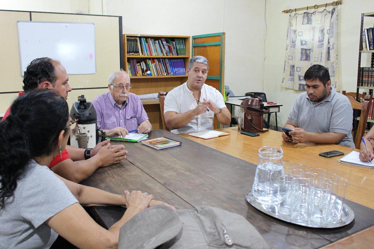 Sinafocal's tweet photo. 🧑🏻🔧🧑🏻🏭 Articulación para la formación profesional en el populoso #BañadoTacumbú de #Asunción.
👥 El Secretario Técnico del #SINAFOCAL, @mongelospy, visitó el Centro de Ayuda Mutua Salud Para Todos (#CAMSAT), donde fue recibido por su fundador, el Padre Pedro Velazco.
🤝 En la reunión, junto al Prof. Abg. Christian Vega, Director del @cemupe_asu, se avanzó en la planificación de iniciativas de formación dirigidas a los pobladores de este barrio capitalino, basados en una reunión de trabajo que se había realizado con presencia de la Ministra del @MTESS_PY, Dra. Mónica Recalde, así avanzar en procesos formativos para acompañar el crecimiento de su población
✅ Compromiso interinstitucional para impulsar oportunidades de capacitación y mejorar la empleabilidad! 📚👷♂️