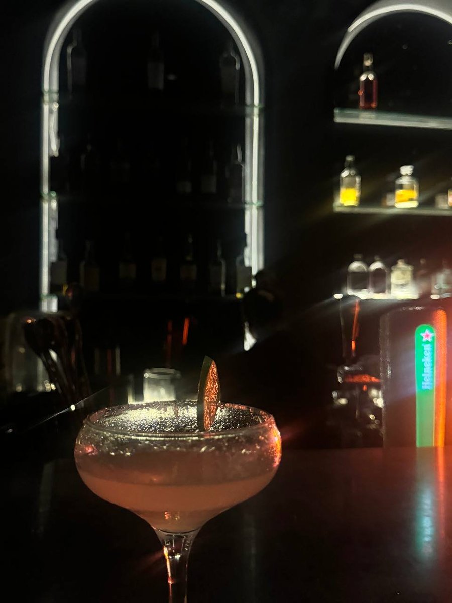 ARIANA_TX_lnuo's tweet photo. I had an exceptional experience at Dandelyan. ๐ธโจThe food was outstanding,complemented by a vibrant atmosphere and a cozy setting, ideal for socializing with friends.This is undoubtedly a venue worth visiting if youโre in the area. Highlyrecommended.#GoodEats #UKDining #BarVibes https://t.co/9F7znA4vp0