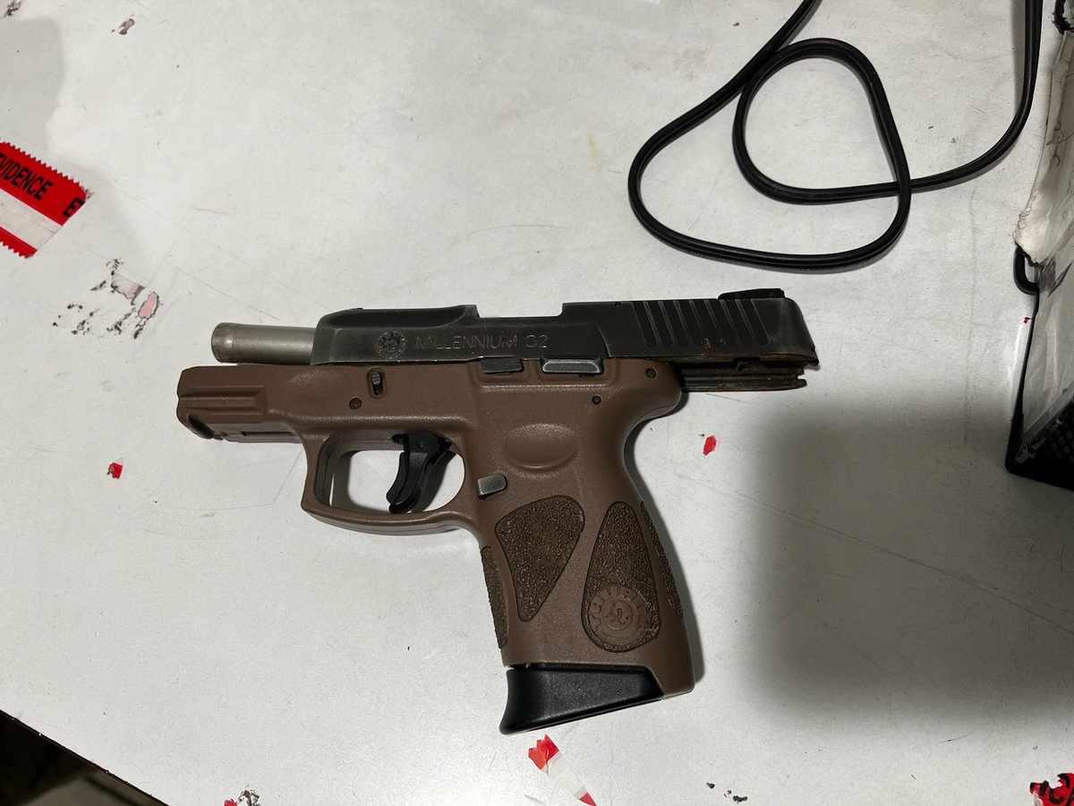 PPDJosephBusa's tweet image. Great work by 39th District Violent Crime Reduction Team P/O Stout, P/O Rosinski, P/O Kology & P/O Stasik. 2 individuals in custody and 2 firearms recovered. @PPD39Dist