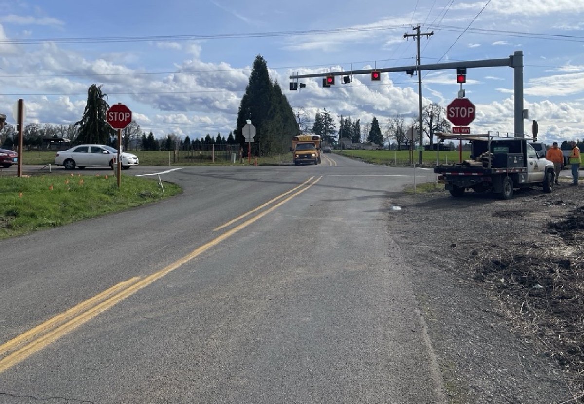 OregonDOT's tweet image. TRAFFIC CHANGE: The OR 211 &amp;amp; S Meridian Rd. intersection, about 4 mi. E of #Woodburn, is now a 4-way stop. New stop signs &amp;amp; an overhead flashing red light are in place to help remind drivers to stop when they reach the intersection. Use caution &amp;amp; look out for crews in the area.