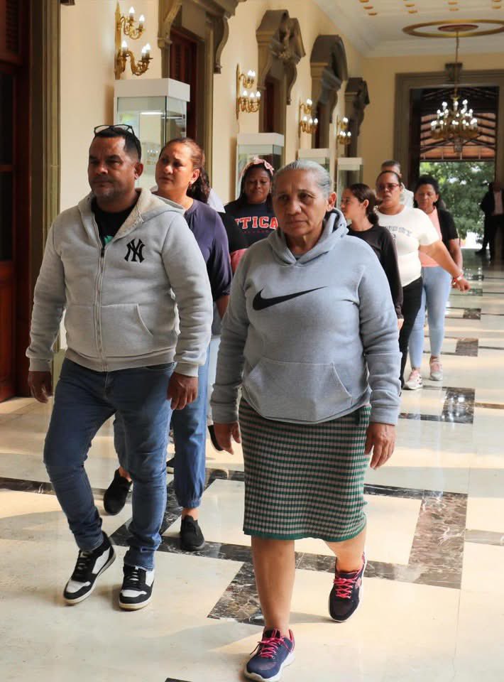 DespiertaESA503's tweet photo. Nicolás Maduro, uno de los líderes revolucionarios más grandes del mundo recibió a las familias de inocentes que Bukele trajo a El Salvador para meterlos al CECOT.

Compartimos su dolor e indignación. https://t.co/L9s153dGsx