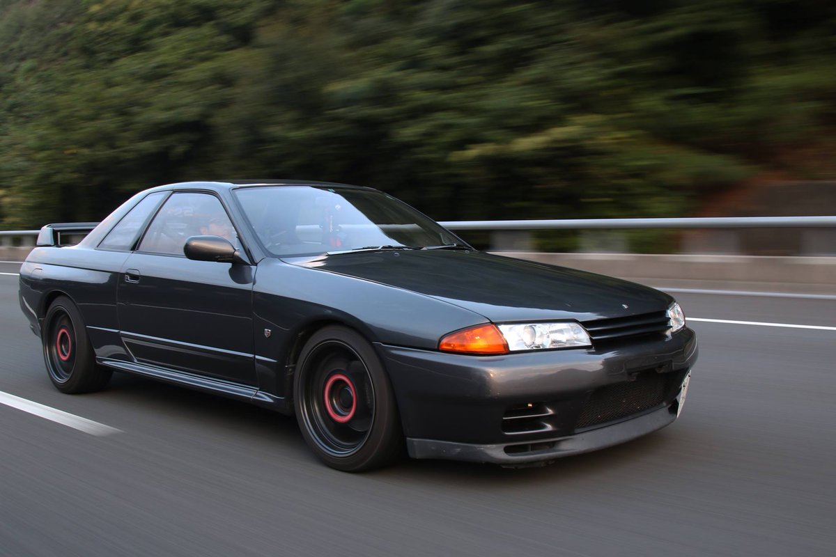 syunsan_maido's tweet photo. 人生で運転した最後の32GT-R、訳あって運転交代したんだけど乗った瞬間即感覚が戻りましたね、クラッチ軽かった(自分のはOSのツインかトリプルで半クラ1cmしかなかったから)この先運転することもうないだろう、所有はしないと思う😢マイカーは324Rだった #r32gtr #32r #BNR32 #流し撮り #人の車 https://t.co/IXhjKpvhTT