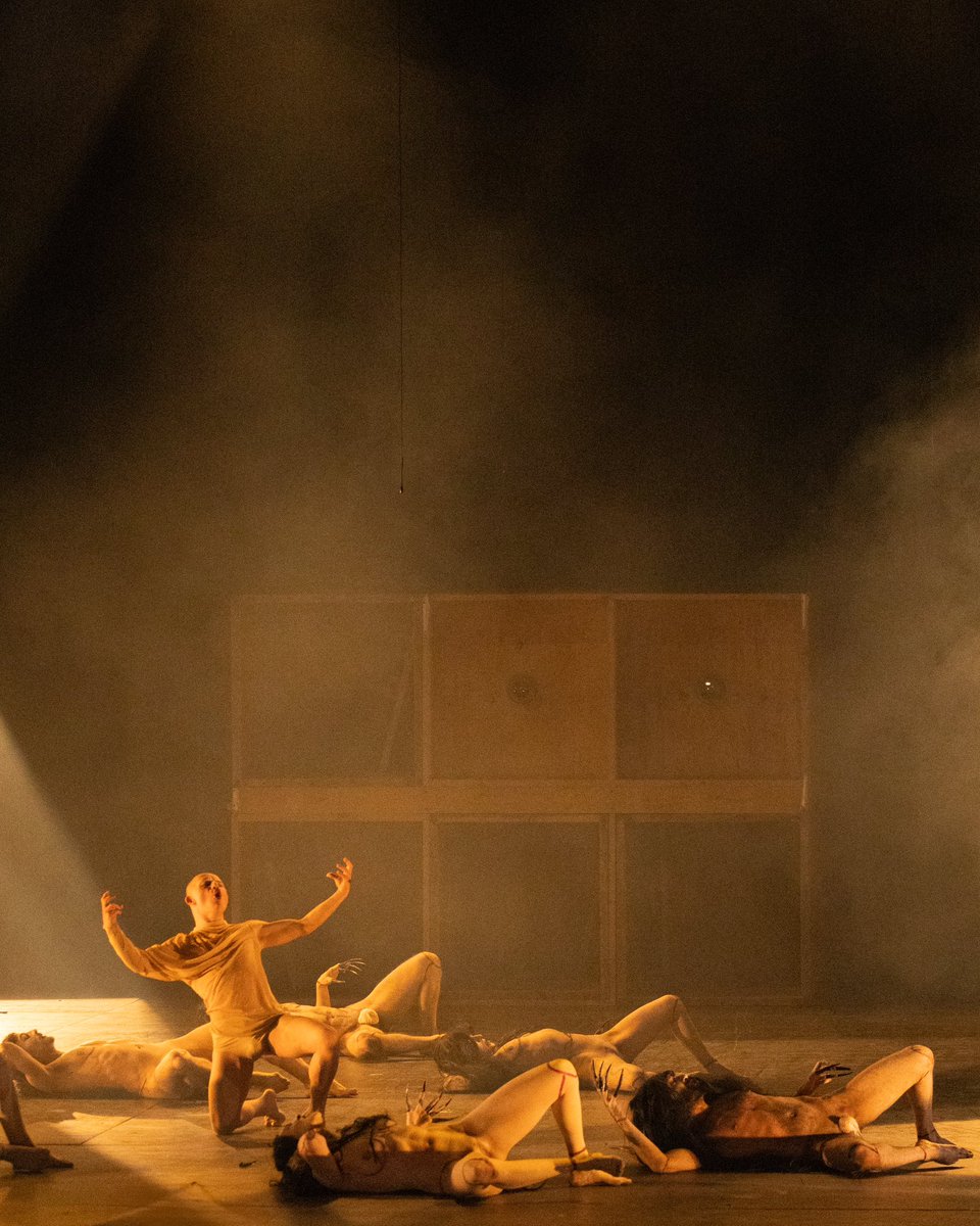 Columbario, la obra escénica creada por la compañía <a href="/malditadanza/">Maldita Danza</a>, sorprendió a los asistentes al teatro Jorge Eliécer Gaitán, de Idartes, con una exploración profunda del duelo, la memoria y el ritual.

#BecasLEP #RedDeEscenariosDeIdartes #AquíSíPasa Bogotá, mi ciudad,
mi casa.