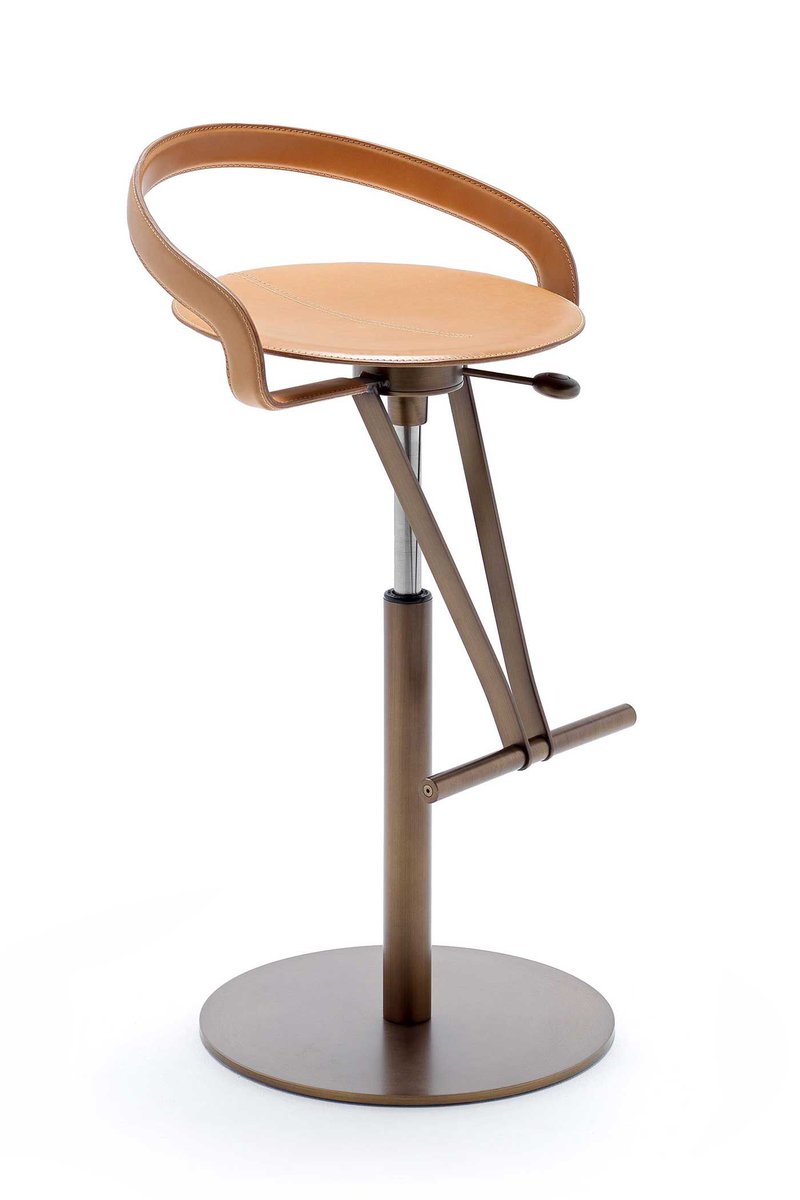 itDreamDesign's tweet image. Cayman Bar Stool in Brown Full-Grain Leather
Designer :Archirivolto
Swivel and height-adjustable bar stool.
Satin bronze finish structure.
Integrated footrest.

Dim. cm. 49 x h. 75/101. 

italydreamdesign.com/en/product/cay…