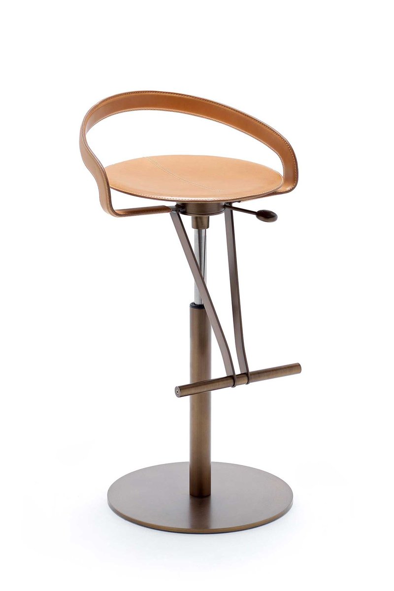 itDreamDesign's tweet image. Cayman Bar Stool in Brown Full-Grain Leather
Designer :Archirivolto
Swivel and height-adjustable bar stool.
Satin bronze finish structure.
Integrated footrest.

Dim. cm. 49 x h. 75/101. 

italydreamdesign.com/en/product/cay…