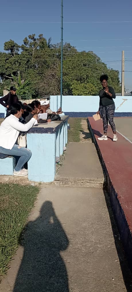 Guane60760D's tweet photo. #InderGuane 
Se imparte curso de baloncesto a profesores de este deporte y de educación física por parte de la profesora leydi.
#VamosTodosJuntos 
#SeguimosEnCombate 
#VamosConTodo https://t.co/qxsG2VYg39