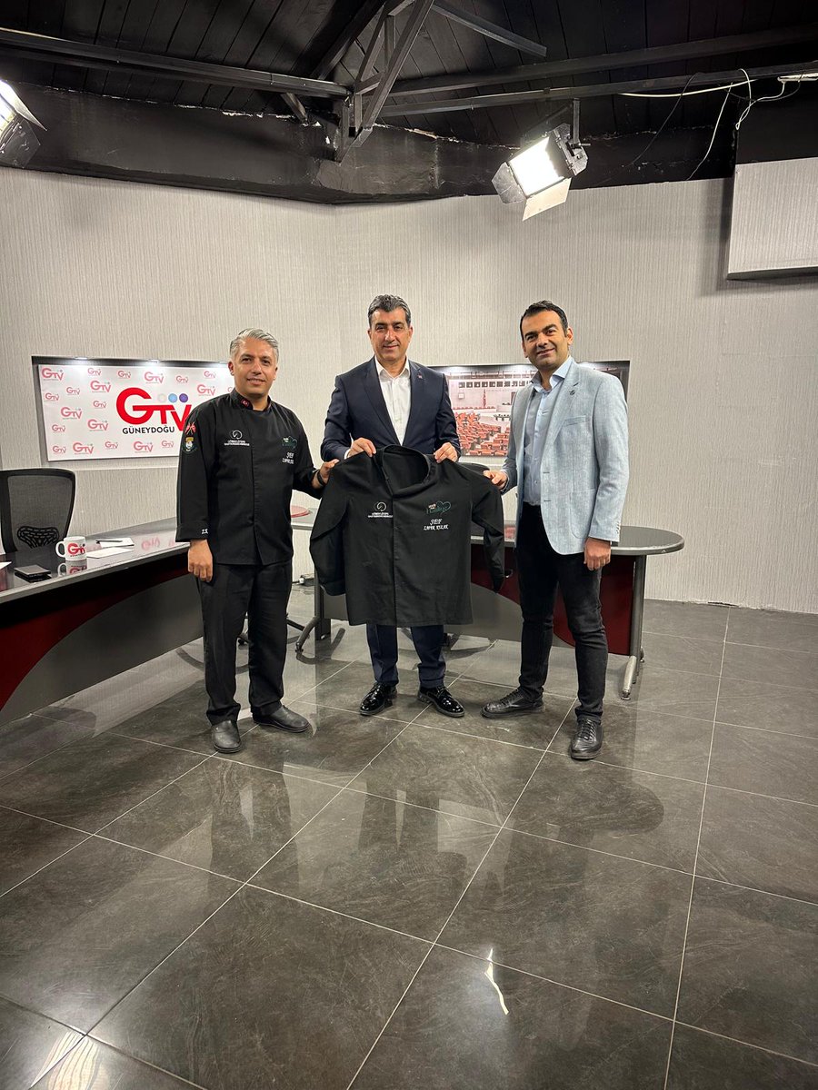 niyazikocadag's tweet photo. Gastronomi ve Mutfak Sanatları Bölüm Başkanı Mahmut Barakazı ve Şef Zafer Kulak ile 20:15 de Güneydoğu Tv de yayındayız... https://t.co/3sncs7136Y