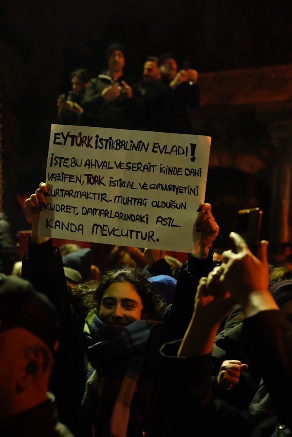 solcugazeteX's tweet photo. Ey Türk gençliği!

Birinci vazifen; Türk istiklalini, Türk cumhuriyetini, ilelebet muhafaza ve müdafaa etmektir.

   Mevcudiyetinin ve istikbalinin yegâne temeli budur. Bu temel, senin en kıymetli hazinendir. İstikbalde dahi seni bu hazineden mahrum etmek isteyecek dâhilî ve haricî bedhahların olacaktır. Bir gün, istiklal ve cumhuriyeti müdafaa mecburiyetine düşersen, vazifeye atılmak için içinde bulunacağın vaziyetin imkân ve şeraitini düşünmeyeceksin. Bu imkân ve şerait, çok namüsait bir mahiyette tezahür edebilir. İstiklal ve cumhuriyetine kastedecek düşmanlar, bütün dünyada emsali görülmemiş bir galibiyetin mümessili olabilirler. Cebren ve hile ile aziz vatanın bütün kaleleri zapt edilmiş, bütün tersanelerine girilmiş, bütün orduları dağıtılmış ve memleketin her köşesi bilfiil işgal edilmiş olabilir. Bütün bu şeraitten daha elim ve daha vahim olmak üzere, memleketin dâhilinde iktidara sahip olanlar, gaflet ve dalalet ve hatta hıyanet içinde bulunabilirler. Hatta bu iktidar sahipleri, şahsi menfaatlerini müstevlilerin siyasi emelleriyle tevhit edebilirler. Millet, fakruzaruret içinde harap ve bitap düşmüş olabilir.

EY TÜRK İSTİKBALİNİN EVLADI!

İşte, bu ahval ve şeriat içinde dahi vazifen, Türk istiklal ve cumhuriyetini kurtarmaktır. Muhtaç olduğun kudret, damarlarındaki asil kanda mevcuttur! 🇹🇷