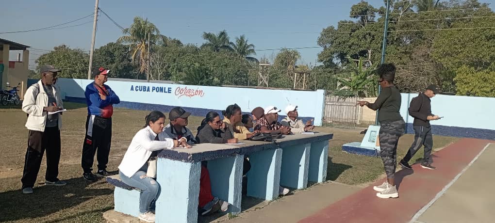 Guane60760D's tweet photo. #InderGuane 
Se imparte curso de baloncesto a profesores de este deporte y de educación física por parte de la profesora leydi.
#VamosTodosJuntos 
#SeguimosEnCombate 
#VamosConTodo https://t.co/qxsG2VYg39