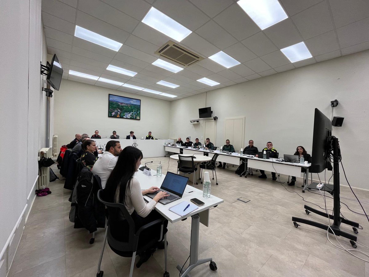 AngelaDomenech9's tweet photo. Junta local de seguretat #Figueres 

La problemàtica en la laxitud de les penes, la gran quantitat de cultius de marihuana i les armes de foc sense cap llicència vinculades al tràfic de drogues, són alguns dels temes que s’han tractat. https://t.co/QKV7aME7be