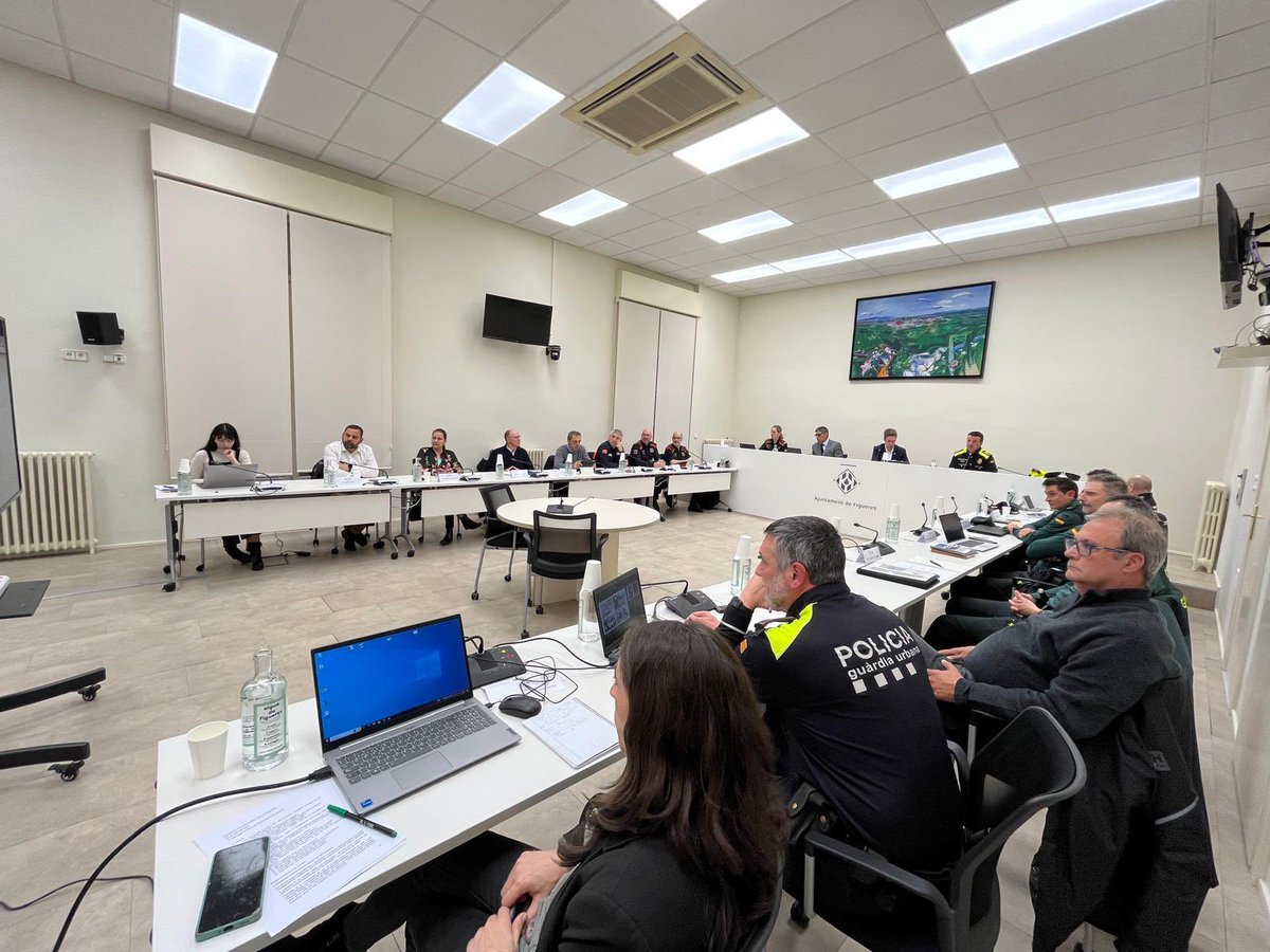 Junta local de seguretat #Figueres 

La problemàtica en la laxitud de les penes, la gran quantitat de cultius de marihuana i les armes de foc sense cap llicència vinculades al tràfic de drogues, són alguns dels temes que s’han tractat.