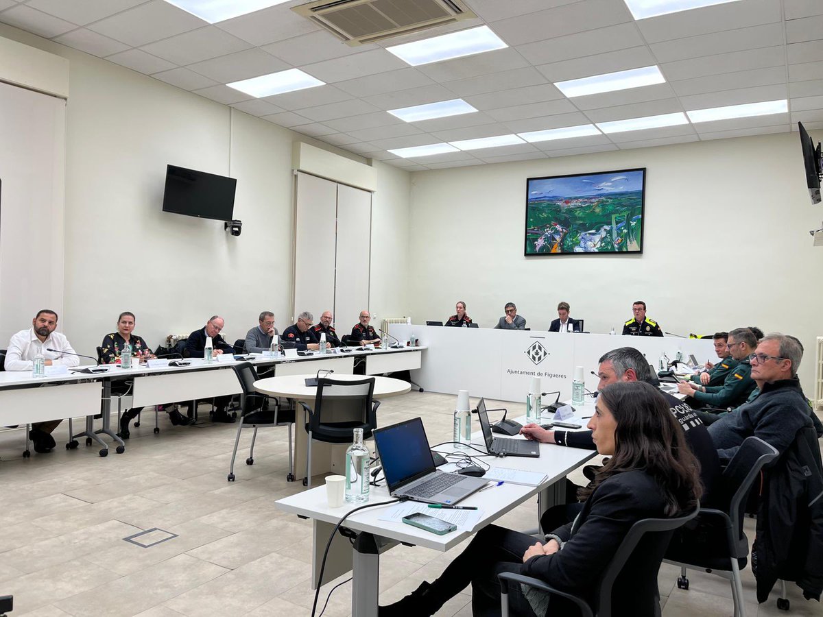AngelaDomenech9's tweet photo. Junta local de seguretat #Figueres 

La problemàtica en la laxitud de les penes, la gran quantitat de cultius de marihuana i les armes de foc sense cap llicència vinculades al tràfic de drogues, són alguns dels temes que s’han tractat. https://t.co/QKV7aME7be