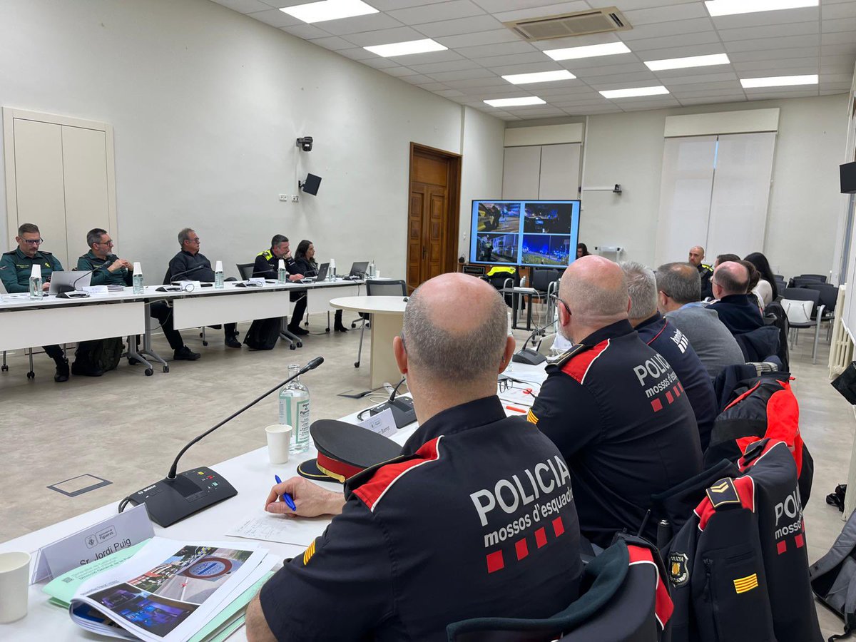 AngelaDomenech9's tweet photo. Junta local de seguretat #Figueres 

La problemàtica en la laxitud de les penes, la gran quantitat de cultius de marihuana i les armes de foc sense cap llicència vinculades al tràfic de drogues, són alguns dels temes que s’han tractat. https://t.co/QKV7aME7be