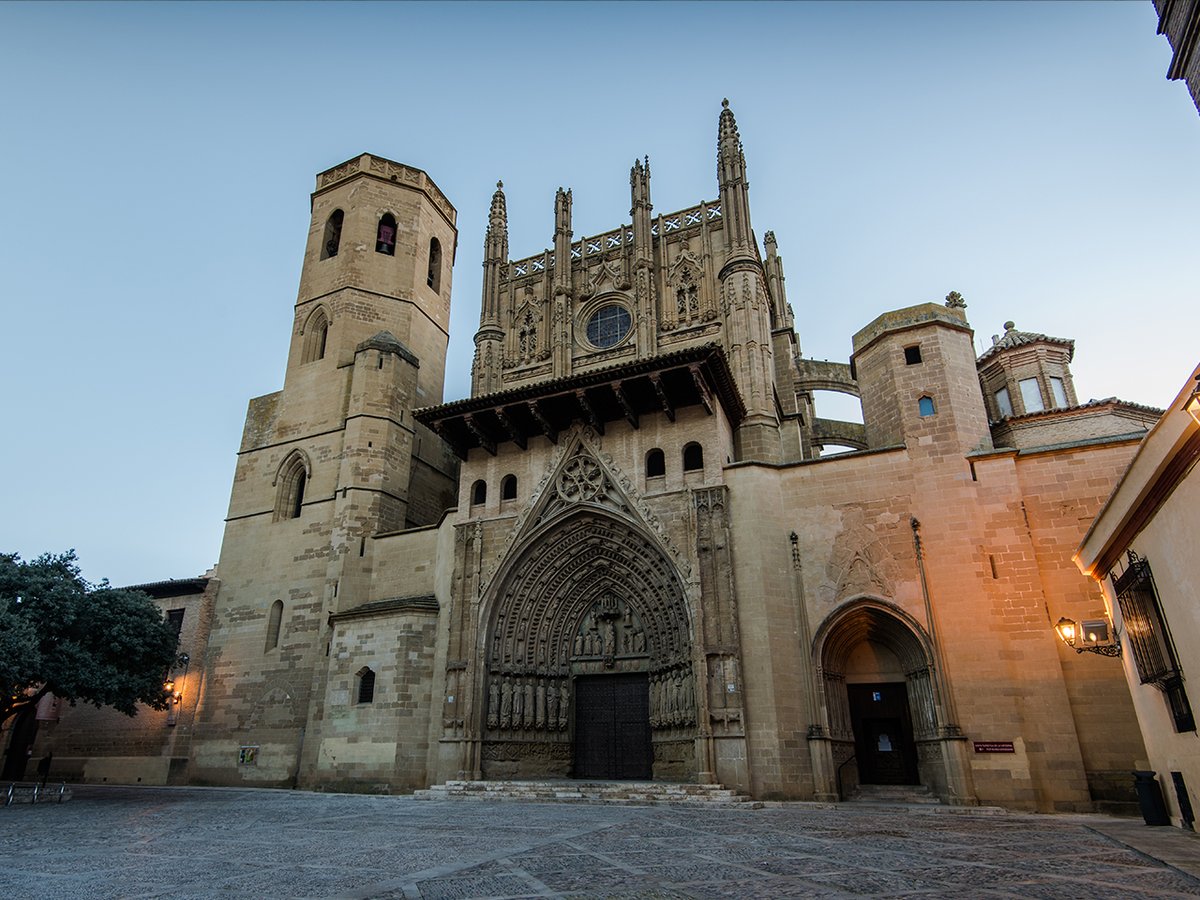 Huesca_LaMagia's tweet photo. ¡Esta #SemanaSanta, siente la magia de #Huesca! 🌸🌷 
Disfruta de la naturaleza en el majestuoso Reino de Los Mallos, déjate sorprender por la historia viva del #CastillodeLoarre, o maravíllate ante la imponente belleza del #SaltodeRoldan. 🏰 https://t.co/sWdj7eRsLH