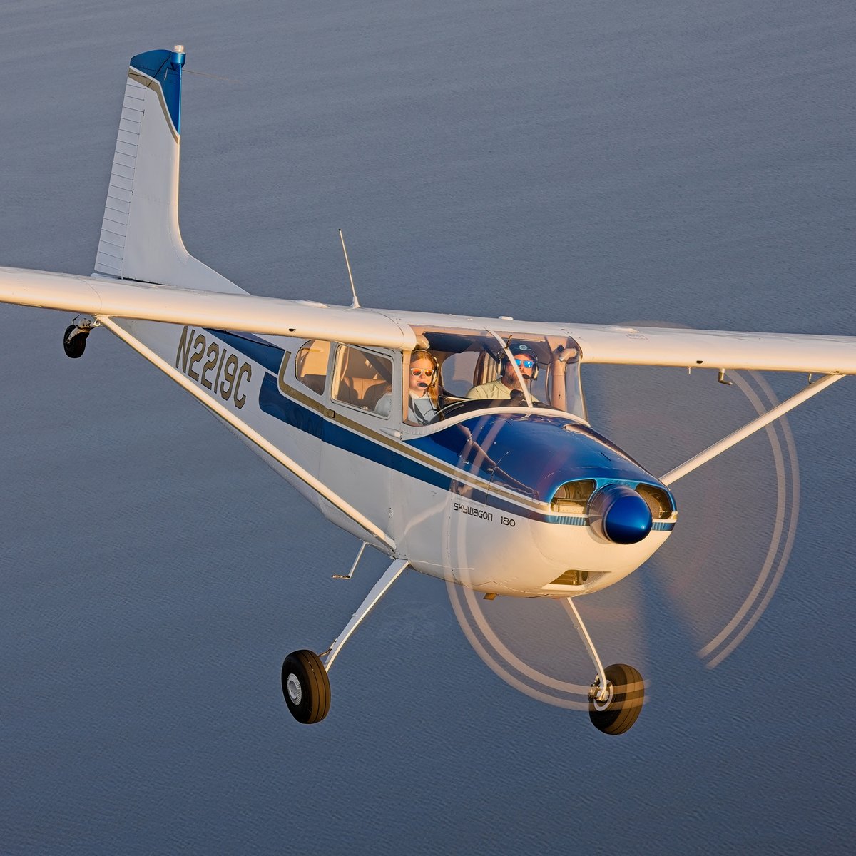 EAA's tweet image. For more than 50 years, Kent Carder’s #Cessna 180 has been a cherished part of his family’s story. To learn about the Carder family’s history with this Skywagon, click the link in the comments to the Mar./Apr. 2025 edition of #Vintage Airplane magazine.

📸 Jim Raeder 

#aviation