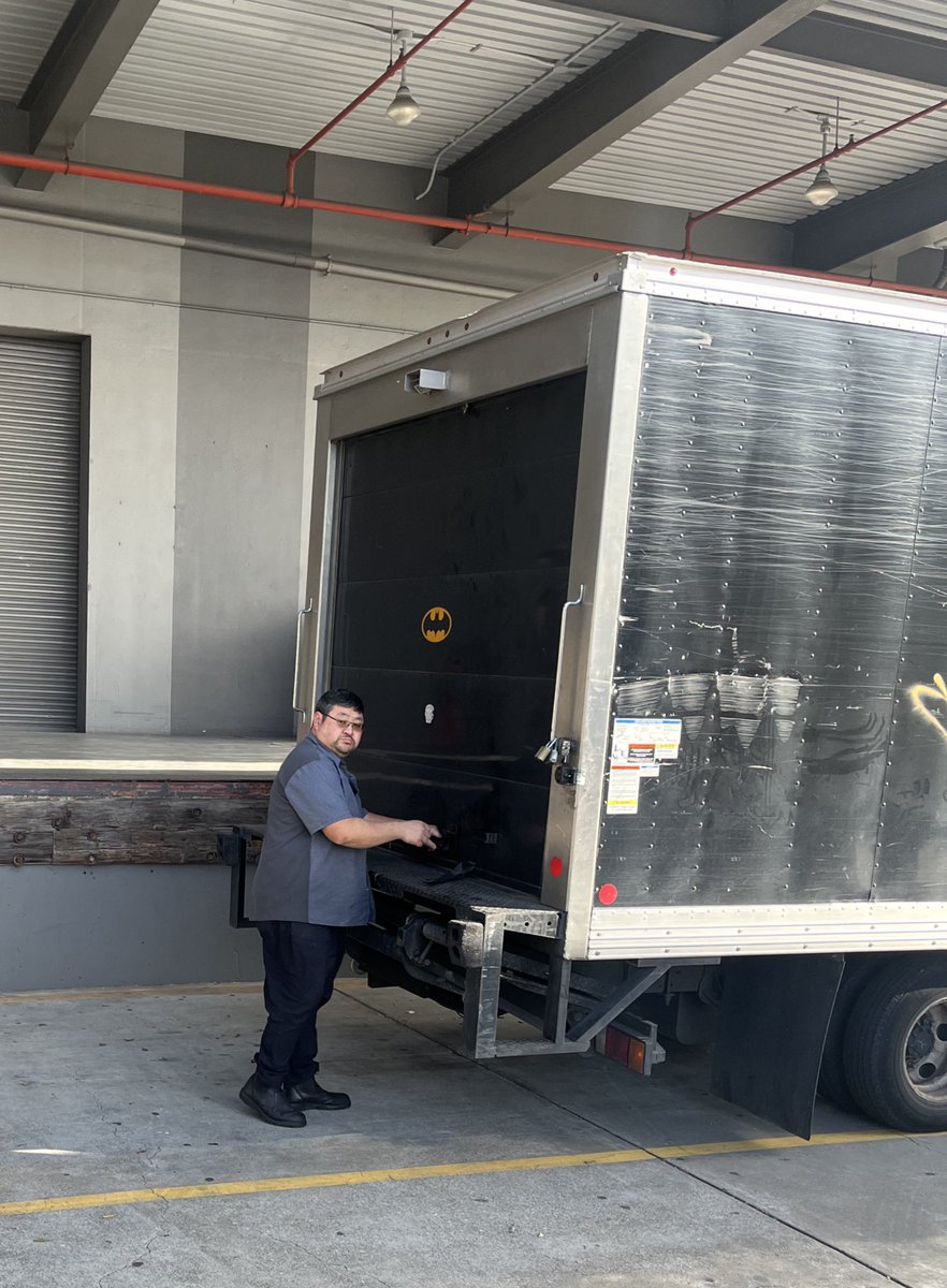 jonsvan92's tweet photo. Now we know who delivers Batman’s packages!🦇#batman #dccomics #dc #joker #comics #dcuniverse #brucewayne #gotham #thebatman #justiceleague #robin #art #cosplay #thedarkknight #gothamcity #comicbooks #dceu https://t.co/eIbvjUsHyh