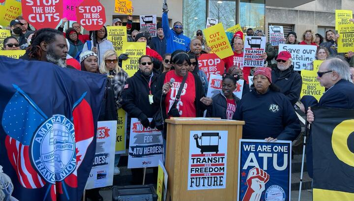 moworkerscenter's tweet photo. Yesterday, hundreds of IRIS drivers and low-wage workers with @standup_kc, @ATUComm Local 1287 members, @sunrisemvmtkc leaders, and bus riders rallied outside KCMO City Hall to #SaveOurTransit! https://t.co/fPRNWmKPft