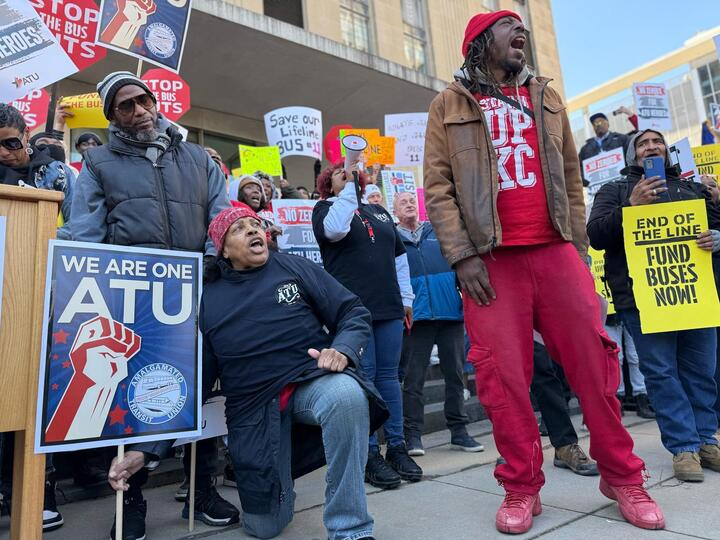 moworkerscenter's tweet photo. Yesterday, hundreds of IRIS drivers and low-wage workers with @standup_kc, @ATUComm Local 1287 members, @sunrisemvmtkc leaders, and bus riders rallied outside KCMO City Hall to #SaveOurTransit! https://t.co/fPRNWmKPft