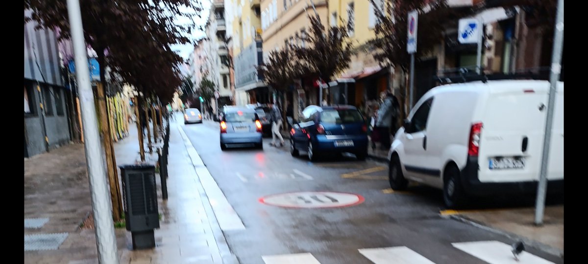 Víncia a vessar de cotxes estacionats i circulant <a href="/policiamollet/">Policia Mollet</a> <a href="/ajmollet/">Ajuntament de Mollet del Vallès</a> <a href="/aramolleterc/">Ara Mollet ERC #SomAlternativa</a> <a href="/molletencomu/">Mollet En Comú</a> <a href="/PPMolletValles/">PPdeMollet</a>  <a href="/JuntsMollet/">Junts per Catalunya a Mollet</a> @euiamollet