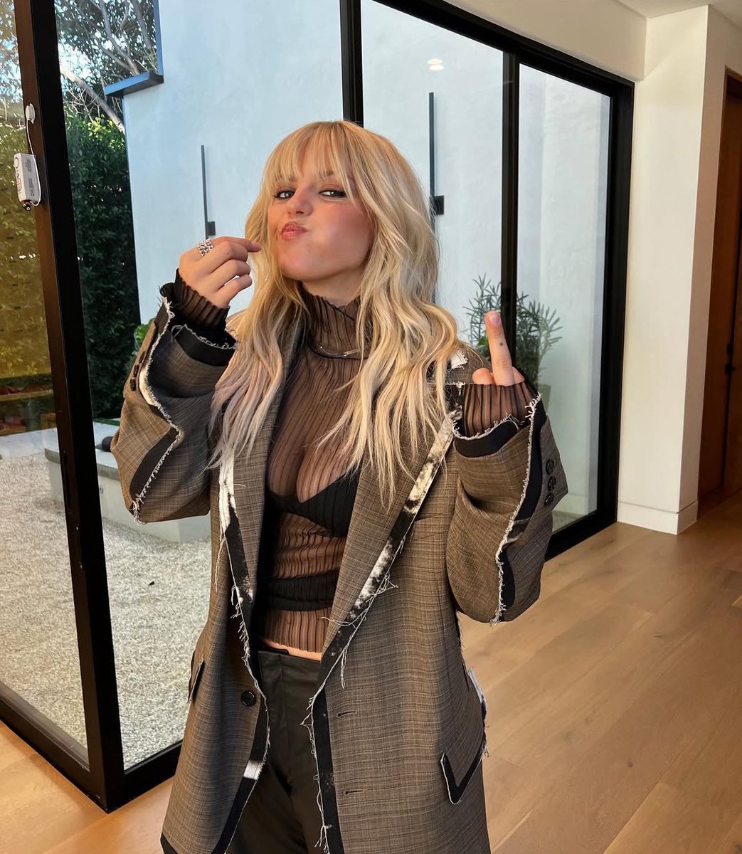 courtney ★ tweet media
