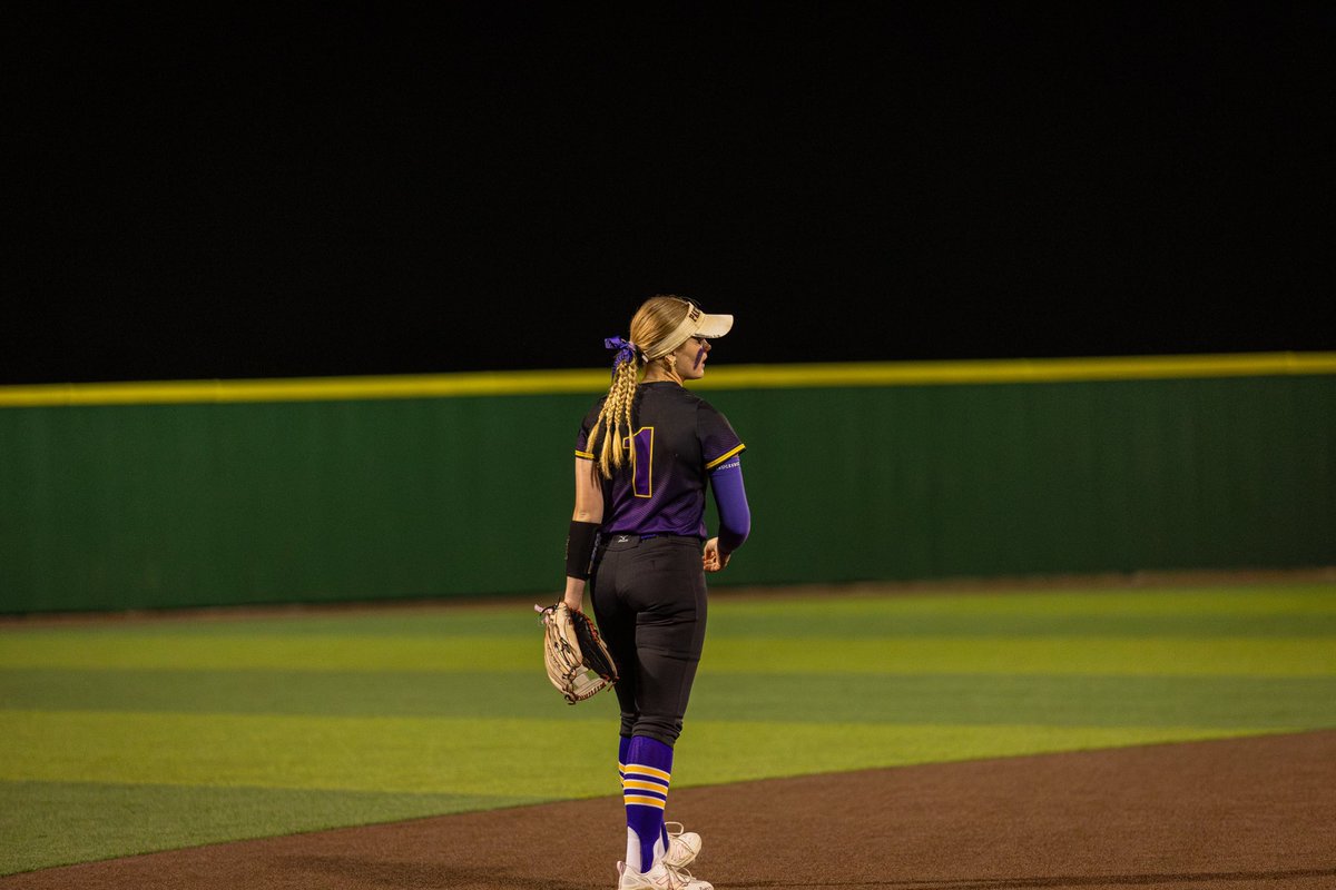 Maddiekings2026's tweet photo. Wrapped up the first round of district 5-2! Finished with a .520 AVG and .556 OBP. I hit 5 singles, 4 doubles, 1 triple, and 3 HRs. Looking forward to starting the second half, facing Leander, on Tuesday! @softball_lhhs @BuzzCentex @TreyHoldbrook @Coach_Ves @nadiataylor88 @hopetraut @BarrettBarnes10