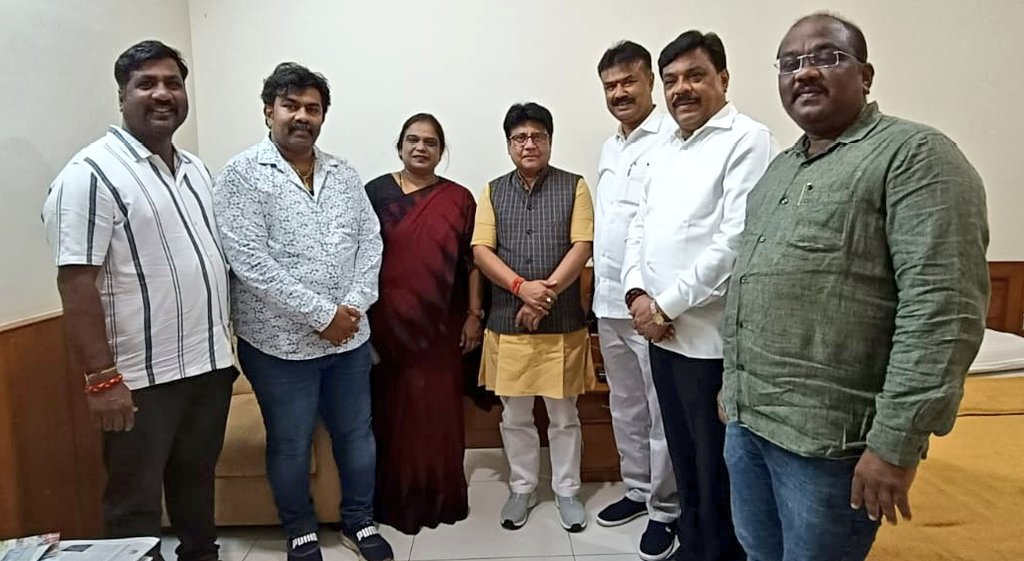 obcmorcha4kar's tweet photo. OBC Morcha Karnataka State Leaders @BSomashekarBJP Ji, Govindaraju Ji, @Ashwini_79 Ji, @kumar4unity Ji, @chandankumartn Ji, Ravi Kumar Ji met @BJP4OBCMorcha National Gen Sec Dr. @NikhilAnandBJP Ji today at Bengaluru &amp; had discussion on Anti OBC Policies by Congress State Govt. https://t.co/zByOYf2gjs