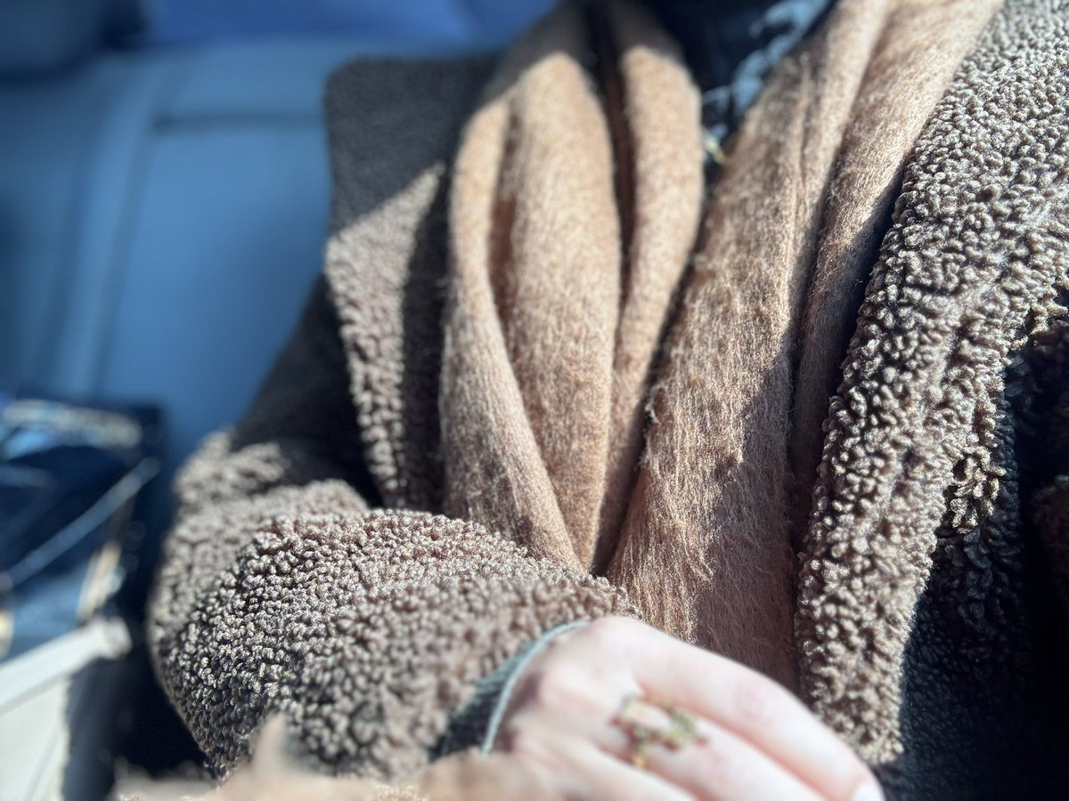 أتمنى أن تشملني رحمتك اليوم
وأن تساعدني على جمع شتات نفسي،
وتُعيدني سيرتي الأولى 
حُلْوة
مُتعافِية
طيِّبة 
راضِية
كأن لم يمسسني سوء.
أعلمُ أنَّ رحمتَكَ وسِعَت كُل شيء
وأنا لا شيء،لكن لا يسعني سوى أن أطمعَ وأرغبَ برحمتك وفضلك.
أعنّي على ما قضيته على قلبي
ولك الحمدُ والشكرُ ،