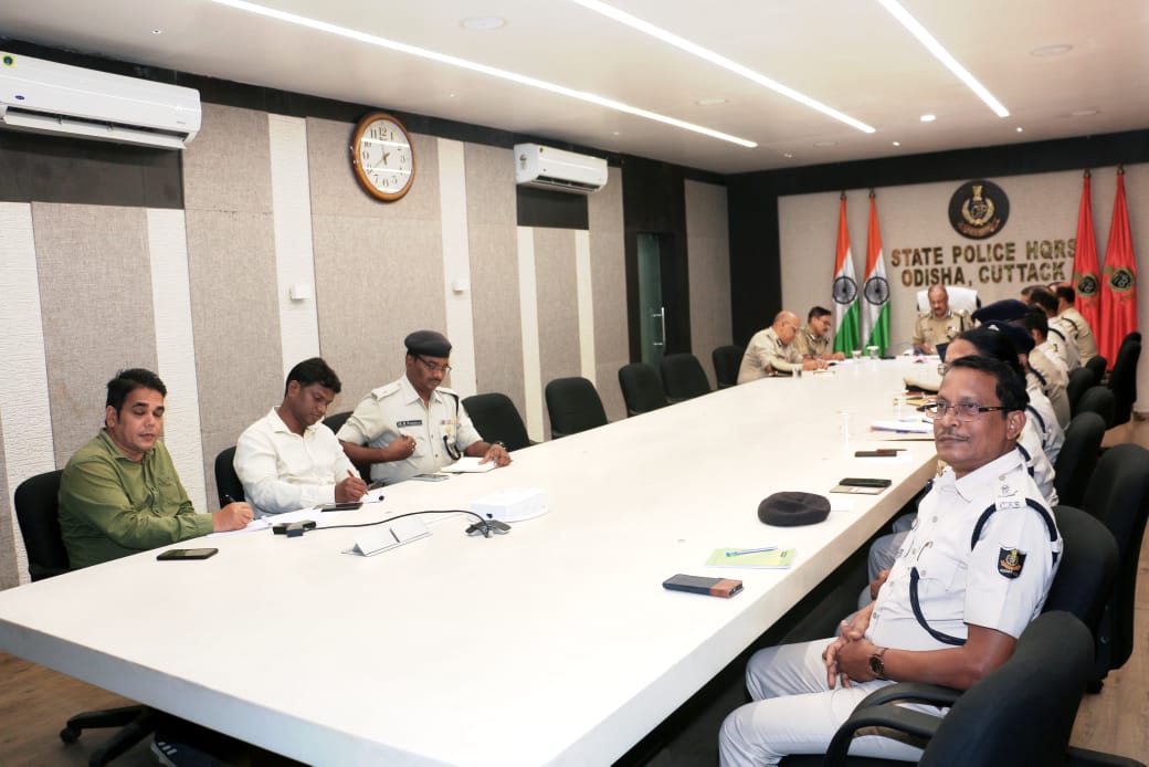 odisha_police's tweet photo. ଆସନ୍ତା ୩୧ ତାରିଖରେ  ଇଦ-ଉଲ-ଫିତର, ଅପ୍ରେଲ ୦୬ ତାରିଖରେ ଶ୍ରୀ ରାମ ନବମୀ, ଅପ୍ରେଲ ୧୪ ତାରିଖରେ ହନୁମାନ ଜୟନ୍ତୀ  ଏବଂ ମହା ବିଷୁବ ସଂକ୍ରାନ୍ତି ପାଳିତ ହେବାକୁ ଯାଉଛି। ଏହି ଅବସରରେ ରାଜ୍ୟବାସୀଙ୍କ  ନିରାପତ୍ତା ତଥା ସୁରକ୍ଷାକୁ ଦୃଷ୍ଟିରେ ରଖି ରାଜ୍ୟ ପୋଲିସ ମୁଖ୍ୟ କାର୍ଯ୍ୟାଳୟ ଠାରେ ରାଜ୍ୟ ଆରକ୍ଷୀ ମହାନିର୍ଦ୍ଦେଶକ ଶ୍ରୀ ଯୋଗେଶ ବାହାଦୁର ଖୁରାନିଆଙ୍କ ଅଧ୍ୟକ୍ଷତାରେ ଏକ ସମୀକ୍ଷା ବୈଠକ ଅନୁଷ୍ଠିତ ହୋଇଯାଇଛି। ଆଭାସୀ ମାଧ୍ୟମରେ ଅନୁଷ୍ଠିତ ହୋଇଥିବା ଏହି ବୈଠକରେ ଡିଜିପି ଶ୍ରୀ ଖୁରାନିଆ ଉପରୋକ୍ତ ସମସ୍ତ  ପର୍ବପର୍ବାଣୀ ଗୁଡିକୁ ଶୃଙ୍ଖଳିତ ଭାବେ ପାଳନ କରାଯିବା ଉପରେ ବରିଷ୍ଠ ଅଧିକାରୀଙ୍କୁ ନିର୍ଦ୍ଦେଶ ଦେଇଛନ୍ତି।