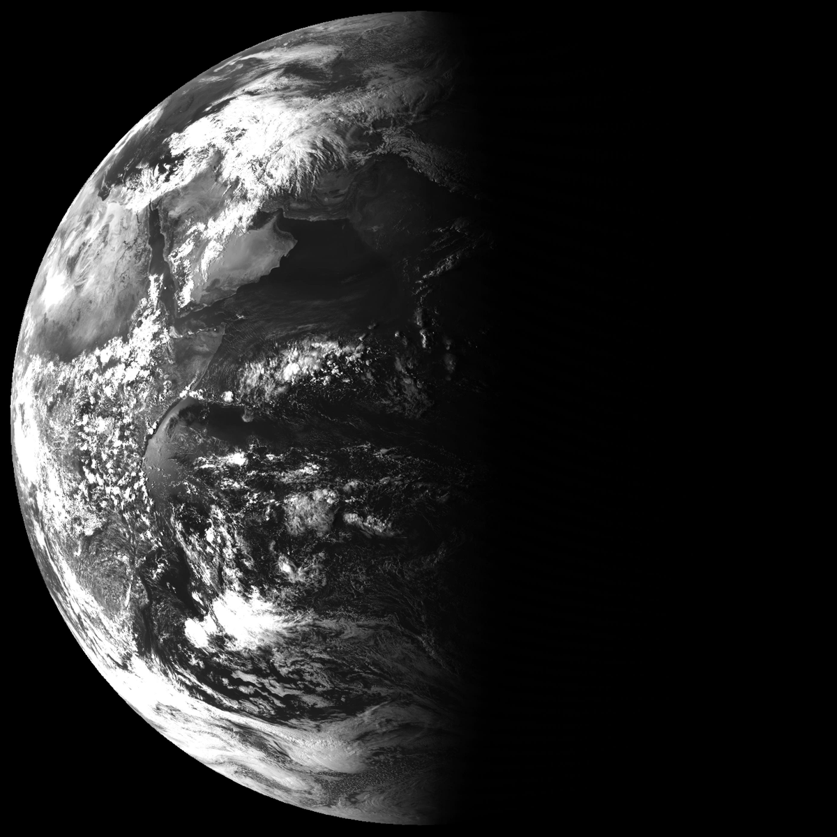 A solar #Equinox  is a moment in time when the Sun appears directly above the equator. Illuminates North and South poles equally. 
This happens twice in a year.
#VernalEquinox : 21st March
#AutumnalEquinox : 22 September
This is the real time image received form Satellite