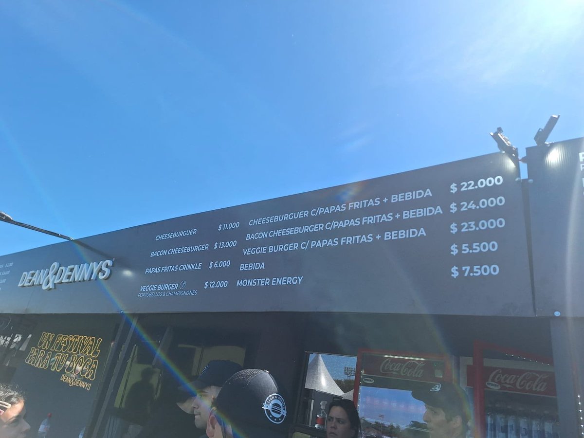RealTimeRating's tweet photo. PRECIOS #Lollapalooza | COMIDA

.Pizza $18.000
.Hamburguesa c/ queso $11.000
.Pancho $10.000
.Energizante $7.500
.Bebida $5.500
.Empanada $5.000
.Café chico $4.000
.Alfajor $3.000 https://t.co/AGj9UmQc8P