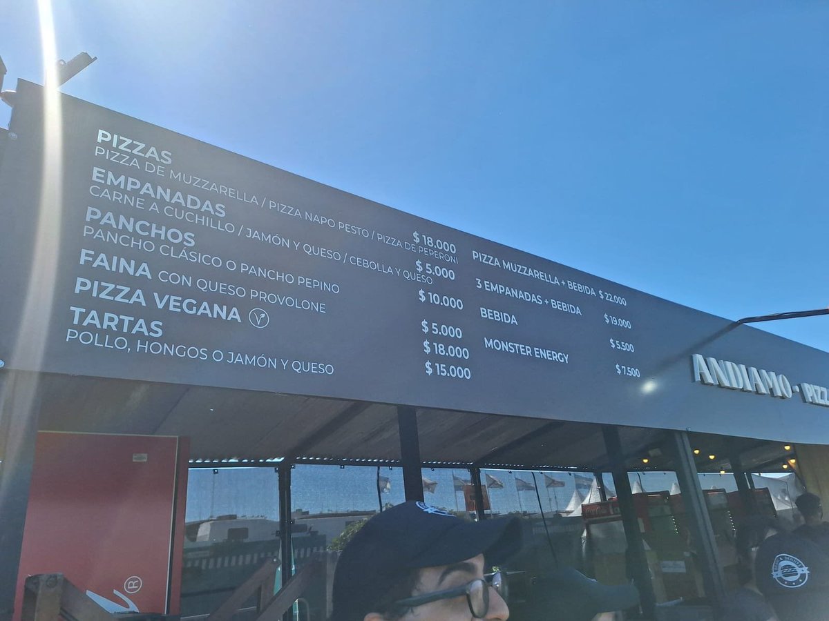 RealTimeRating's tweet photo. PRECIOS #Lollapalooza | COMIDA

.Pizza $18.000
.Hamburguesa c/ queso $11.000
.Pancho $10.000
.Energizante $7.500
.Bebida $5.500
.Empanada $5.000
.Café chico $4.000
.Alfajor $3.000 https://t.co/AGj9UmQc8P