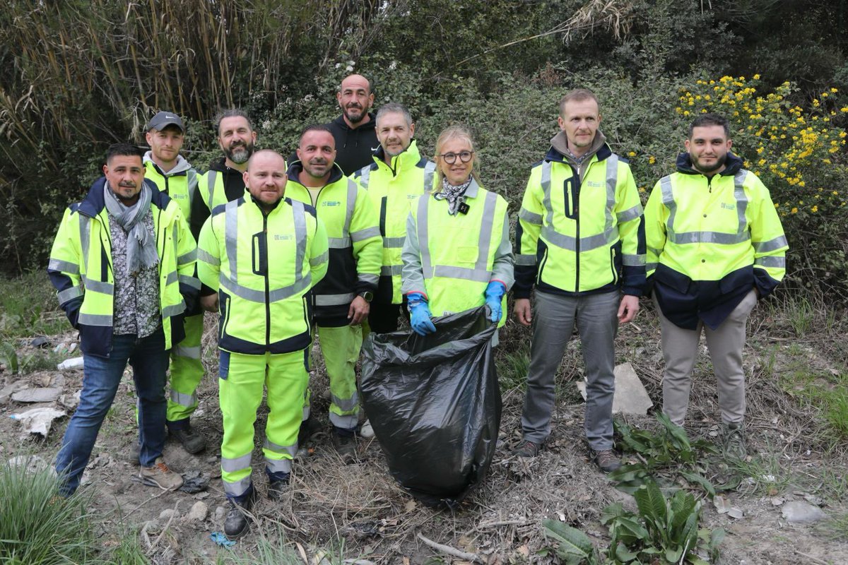 departement13's tweet image. ♻️ Nettoyage de #printemps sur nos #RoutesDépartementales

Pour la 4e année consécutive, notre élue aux Routes Marie-Pierre Callet accompagnée de 200 agents ont mené une vaste opération de #nettoyage et de #fauchage sur les routes du département où 12 tonnes ont été récoltées 😢.