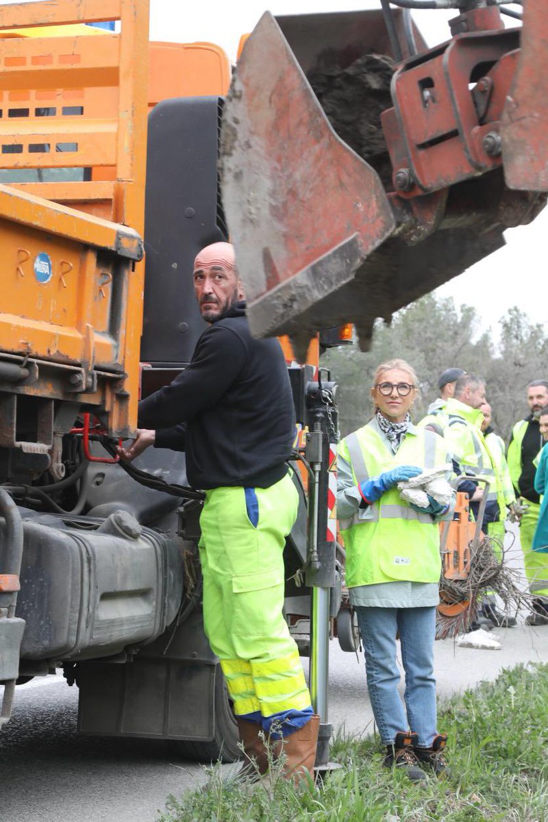 departement13's tweet image. ♻️ Nettoyage de #printemps sur nos #RoutesDépartementales

Pour la 4e année consécutive, notre élue aux Routes Marie-Pierre Callet accompagnée de 200 agents ont mené une vaste opération de #nettoyage et de #fauchage sur les routes du département où 12 tonnes ont été récoltées 😢.