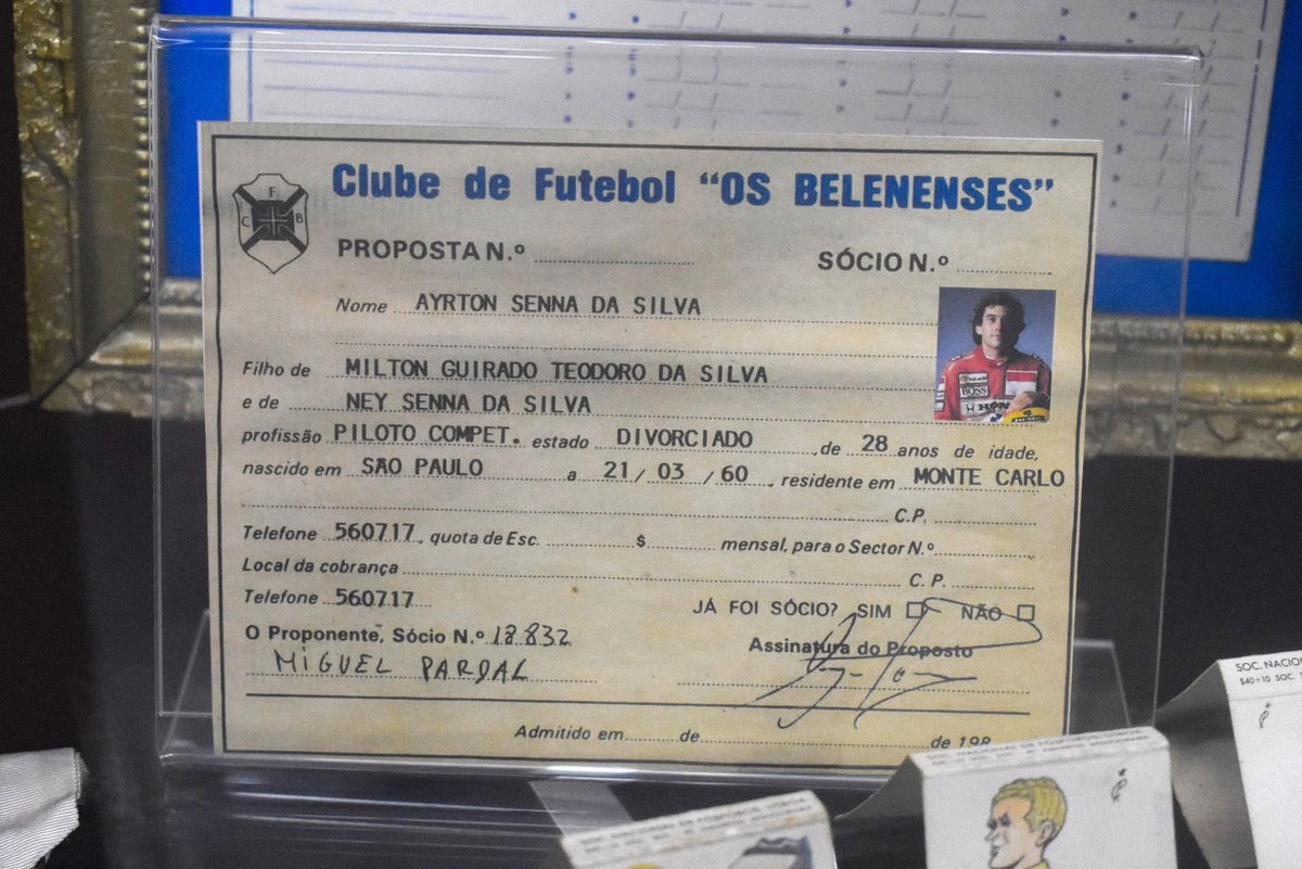🥇 𝐀𝐲𝐫𝐭𝐨𝐧 𝐒𝐞𝐧𝐧𝐚, lenda da Fórmula 1 e um dos mais famosos sócios do #Belenenses, celebraria hoje 65 anos.

Sempre na nossa memória, Campeão! 💙🙏 #tweetpastel