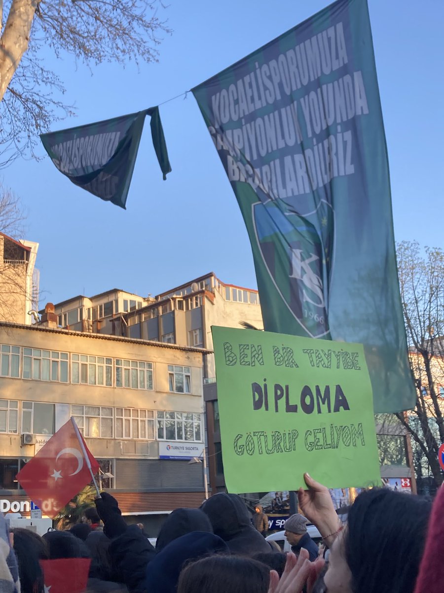 selenaydgnc's tweet photo. Arkadaşlar beni işten çağırdılar. Siz benim yerime de direnmeye devam eder misiniz? https://t.co/WOwGvV2mFY