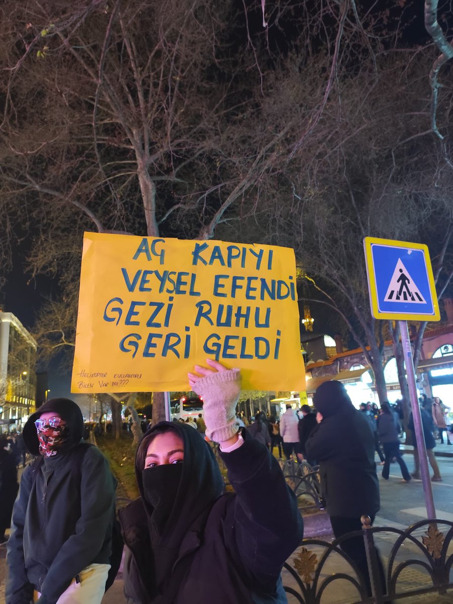 Ekrem İmamoğlu'na destek olmak için Saraçhane'ye gelen gençler:

"Aç kapıyı Veysel Efendi, Gezi ruhu geri geldi."
