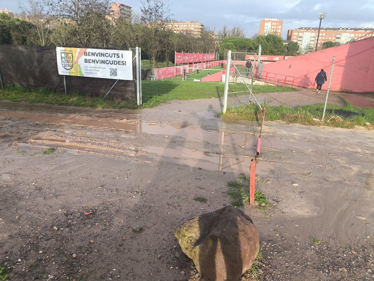 Aquesta és la dignissima entrada al CE Manresa cada dia que plou i els dies següents. Una entrada per on han d'entrar centenars de nens i nenes i pares i mares. <a href="/ajmanresa/">Ajuntament de Manresa</a> <a href="/esquerramanresa/">ERC Manresa</a> <a href="/JuntsManresa/">Junts per Manresa 🎗</a> <a href="/FemManresa/">Fem Manresa</a> <a href="/_pscmanresa/">PSC Manresa</a>