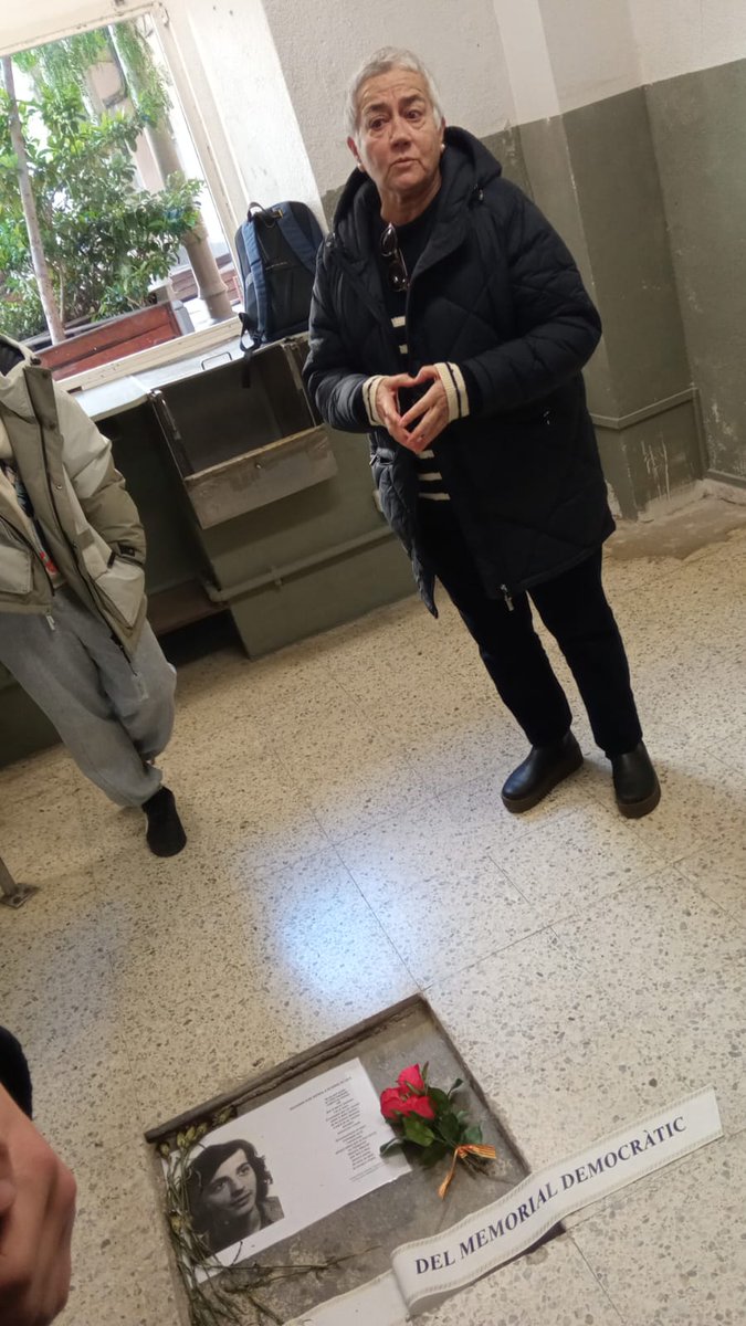 Ins4Cantons's tweet photo. 4t d'ESO fa Recerca Històrica des de la Presó Model amb víctimes de la repressió franquista. Ara toca produir pòdcasts reivindicant la memòria antifeixista a @laisidretaradio
#BRCS #Secundària #ins4cantons https://t.co/3Bo8fKn21q