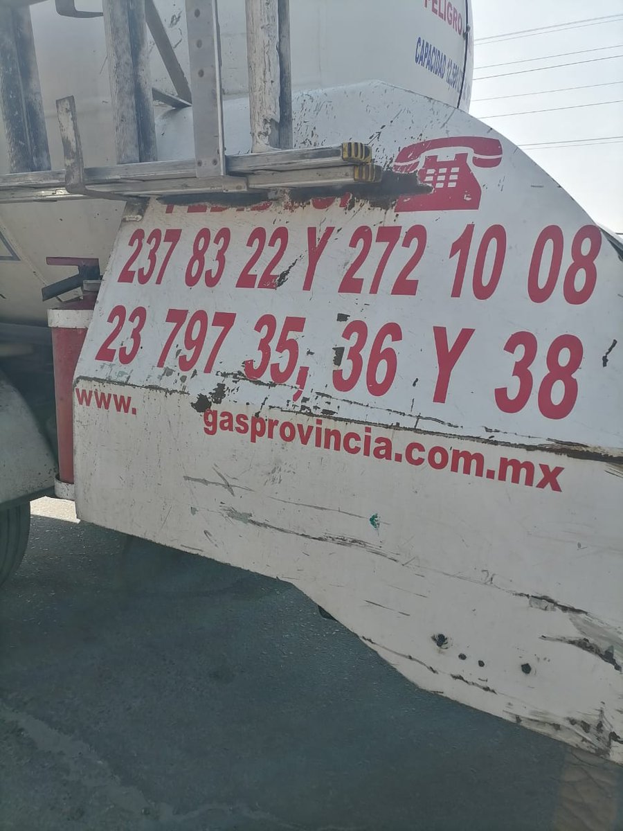 anaguadarrama13's tweet photo. Aprox a las 9:45 am en la gasolinera Amomulco, esta pipa 1075 con Placas LE-37-259 de @GasProvincia le pegó al vehículo de mi mamá (persona de la tercera edad) y ni la empresa, ni el chófer se hicieron responsables y se negaron a llamar al seguro, huyendo del lugar. @SS_Edomex https://t.co/1v0srgQf2f