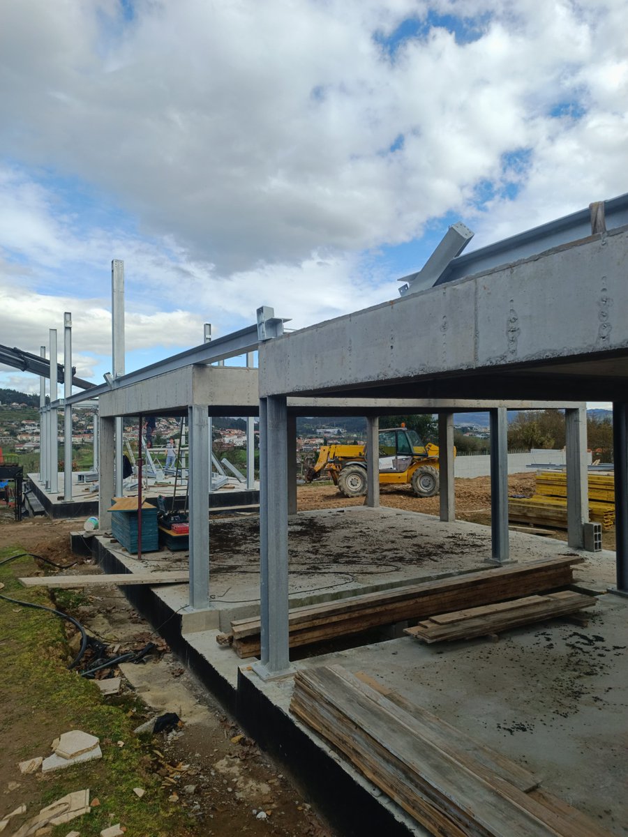 Project_Single Family House_"Eruption of Dreamness"
New Building.
Location_Guimarães - Portugal.
Under Construction - Concrete Structure Works completed + Laminated Steel Pillar Structure Assembly in progress.
#Construction #Guimaraes #Portugal