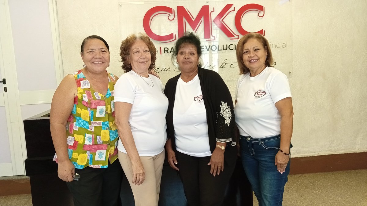 mambisa25's tweet image. Hoy compartimos con el colectivo de la Emisora Provincial CMKC que el próximo domingo 23 de marzo, estarán arribando a los 95 años de fundada. Colectivo que se ha caracterizado por la entrega y dedicación en mantener informado al pueblo de #SantiagodeCuba