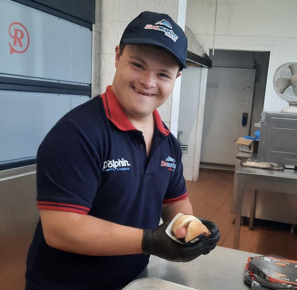 Hoy, en el Día Mundial del Síndrome de Down, queremos recordar la importancia de la inclusión y la diversidad. En The Dolphin Company, nos enorgullece ofrecer experiencias accesibles y adaptadas para que todos puedan disfrutar de momentos inolvidables en nuestros Parques y