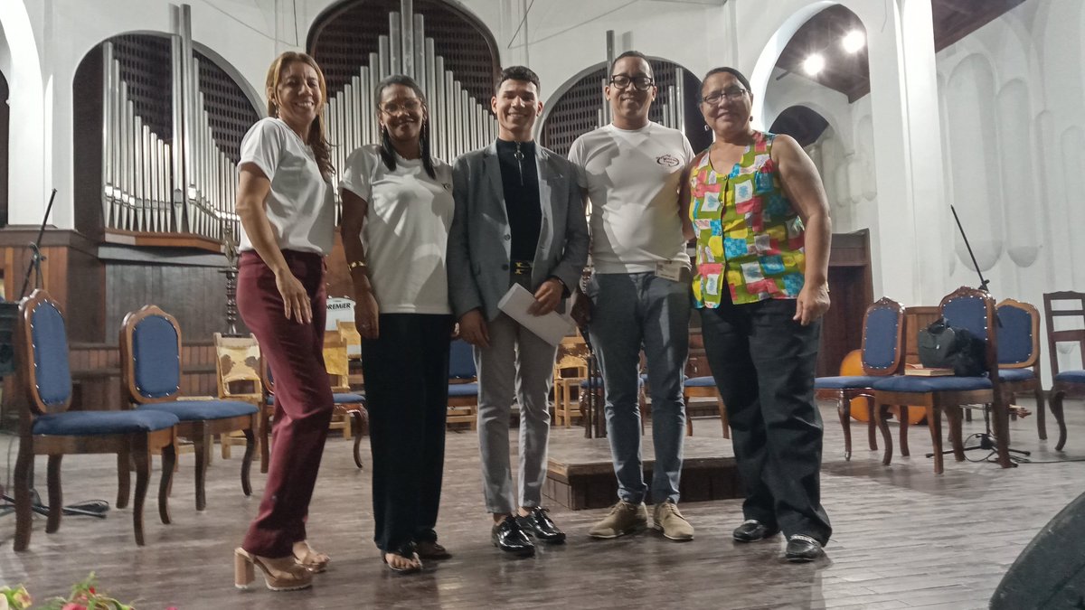 mambisa25's tweet image. Hoy compartimos con el colectivo de la Emisora Provincial CMKC que el próximo domingo 23 de marzo, estarán arribando a los 95 años de fundada. Colectivo que se ha caracterizado por la entrega y dedicación en mantener informado al pueblo de #SantiagodeCuba