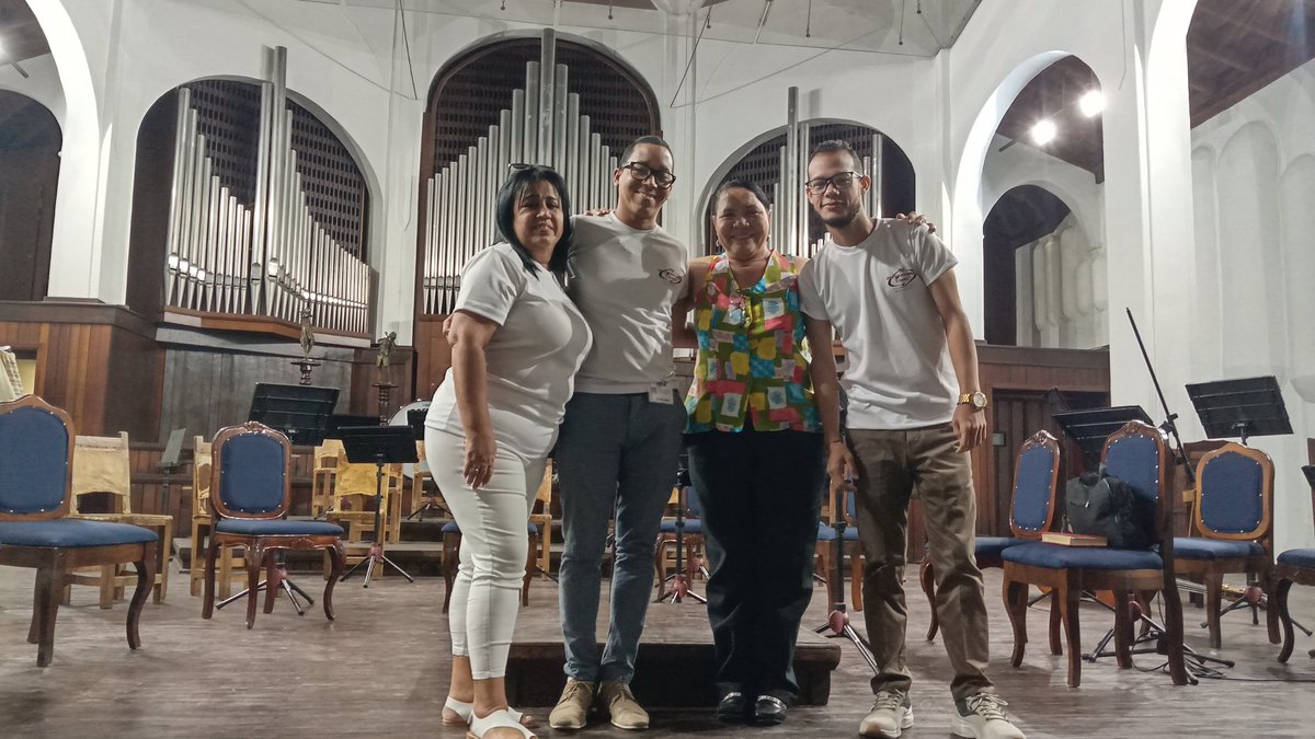 mambisa25's tweet image. Hoy compartimos con el colectivo de la Emisora Provincial CMKC que el próximo domingo 23 de marzo, estarán arribando a los 95 años de fundada. Colectivo que se ha caracterizado por la entrega y dedicación en mantener informado al pueblo de #SantiagodeCuba