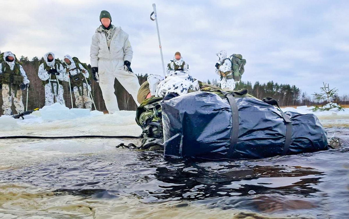 NATO_SOF's tweet image. Interoperability is the cornerstone of Allied Special Operations Forces. 🇪🇪Estonian SOF and 🇫🇮@UtinJR #laskuvarjojääkärit trained side by side in Finland for two weeks, enhancing tactical cooperation and operational readiness in demanding winter conditions.

Training like this